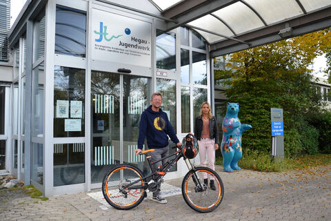 Georg Weber, 2. Vorsitzender des Hegau-Mountainbike-Clubs, freut sich mit HJW-Verwaltungsdirektorin Barbara Martetschläger über den Erfolg der Spendenaktion der Biker. Bild: Jagode